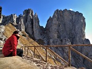 40 Al Rif. Rosalba (1730 m) spazzati dal vento e con da sfondo la Torre Cecilia